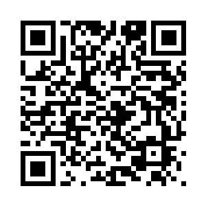 一个七岁上下的小孩正躺在小床上二维码生成