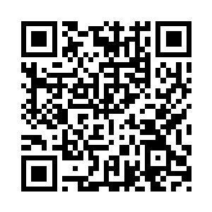 一个大篮筐中堆放着许多穿戴式设备二维码生成