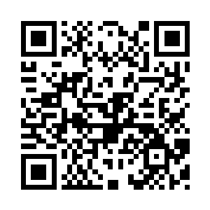 一个娇小的女子裹着冰丝绒毯躺在上面二维码生成