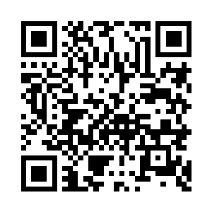 一个男人姿态优雅地端着一杯香槟二维码生成