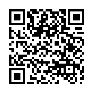 一个穿的花枝招展的大妈越过两人二维码生成