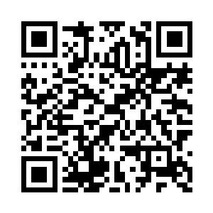 一个穿着粗布的年轻女人看了看提着的篮子二维码生成