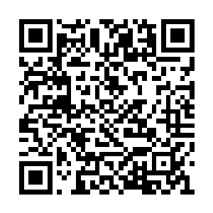 一个穿着金色长袍的人从这个墙壁后面走了出来二维码生成