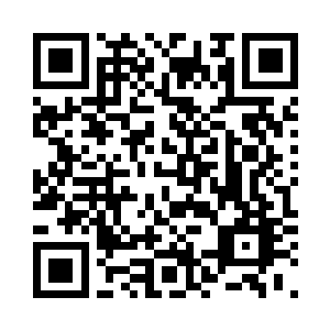 一个身着黑色夜行衣的年轻人出现了二维码生成