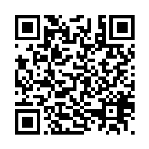 一个银色头发的男人发出得意的笑声二维码生成