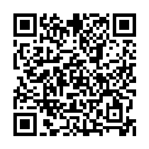 一件普通的发白男性牛仔衬衫袖子卷到手肘之上二维码生成