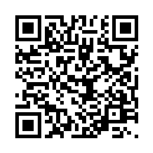 一位容颜初中的小美女站在一道光柱之前二维码生成