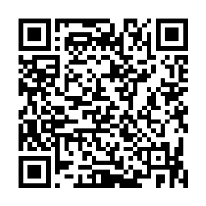一名人高马大的保镖用大号的可乐瓶子装了满满一瓶糖水二维码生成