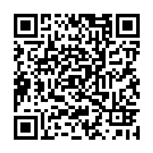 一名嘴角挂血脸色惨白的汉子被人用刀架在脖子上二维码生成