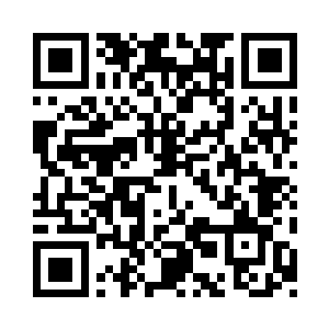 一名女警慢慢蹲下身体把枪和证件捡起来二维码生成