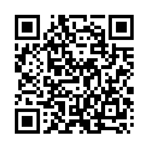 一名青年正百无聊赖蹲在旁边欣赏流星雨二维码生成