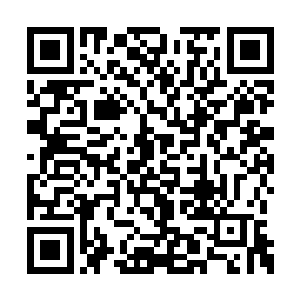 一员将士急与正盘腿坐在地上歇息的马纵横报道二维码生成