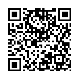 一对年轻的男女正牵着手漫步在路边二维码生成