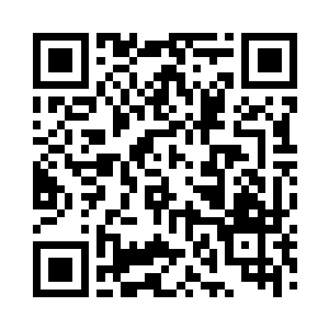 一把银色改装过的大口径沙漠之鹰拿在手上二维码生成