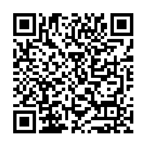 一条轻薄的黑色运动长裤加烂大街的卡洛驰洞洞凉鞋二维码生成