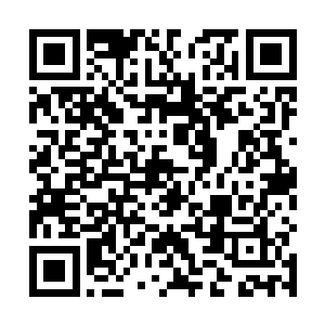 一杯还冒着热气的茶水恰到好处地出现在了手前的位置二维码生成