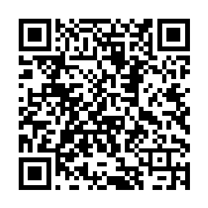 一组表演实验班的学生正在教室中央进行小品的排练二维码生成