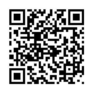 一群大角鹿沿着溪流边的草地走动二维码生成