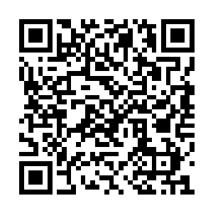 一辆加长林肯缓缓的出现在了这家高级的餐厅外二维码生成