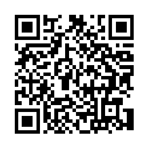 一辆白色的轻卡停在仓库门口四十多米的地方二维码生成