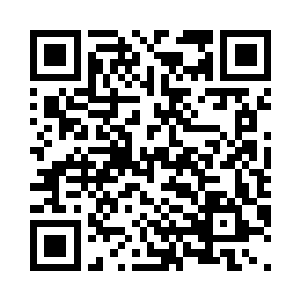 一辆白色路虎很嚣张的停在马路沿上二维码生成