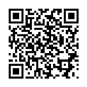 一边走一边冲和她寸步不离的迈克尔二维码生成