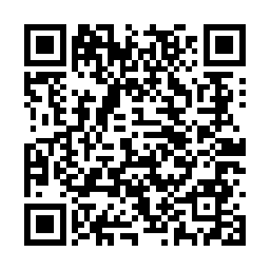 一道雷电劈过时将偌大的黑漆漆的天空映成了白昼二维码生成