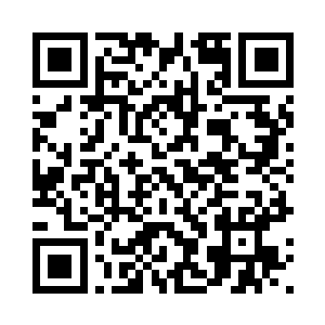 一队人马将大门外围了个水泄不通二维码生成