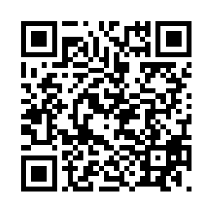 丁羽才跟旁边的其他人相互的握了手二维码生成