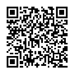 丁长生和寇莹莹两人在食堂里找了一个偏僻的角落二维码生成