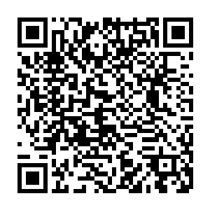 三个人滔滔不绝的在大柳树下共同举杯为大宋的万年狠狠地干了一碗擂茶二维码生成