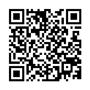 三朵银色的烟花在天空中同时绽放开来二维码生成