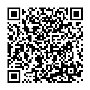 三辆满载物资的悍马车从小镇外被严重毁坏的公路上开进了这个小镇二维码生成