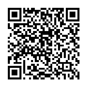 不知道是男子抱着少女的一幕美好得让人忘却了呼吸二维码生成