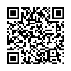 不过声音的主人很快就从后面走上来二维码生成