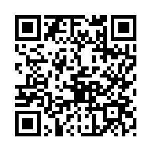 两个人从地上扒拉了一大堆干竹叶二维码生成