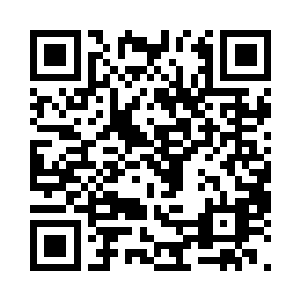 两个人向值班的武警战士出示警官证后二维码生成