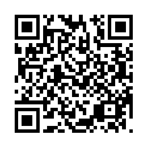 两个人在球场看台上就搂搂抱抱带亲吻二维码生成