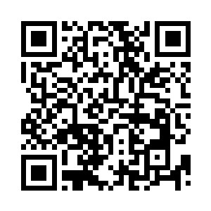 两个人意犹未尽地将酒碗中的酒喝光二维码生成