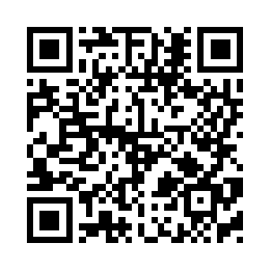 两个人走过去拨弄了一下几个人的身体二维码生成