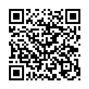 两名年纪不大的青年沿着绳梯迅速爬了下来二维码生成