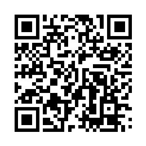 为首的男子望着前后走进正厅的夫妻二维码生成