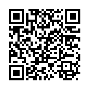 乖乖的站在那里任由着唐玥在他背后摆弄二维码生成