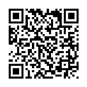 书店的店员指了指远处的一个书架二维码生成