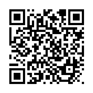 二女顿时一阵手忙脚乱跑到前面拦阻二维码生成