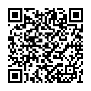 二话不说就用随身携带的匕首割破了自己的手指二维码生成