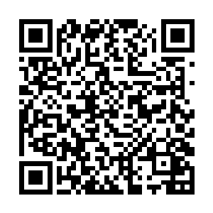 于是他的手也是非常隐晦的摸向了他的办公桌下面了二维码生成
