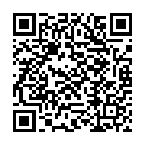 交警们各个顶着暴雨站在十足路口上敬业地疏散交通二维码生成