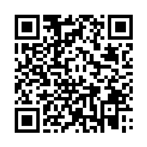 从绒布的托盘上拿起了这枚红色的钻戒二维码生成