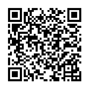 他只能够在空中眼睁睁地看着足球擦着门柱飞进了球门二维码生成